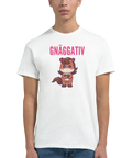 Man bär en vit t-shirt med roligt hästmotiv och rosa text