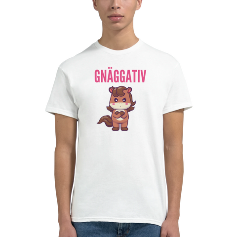 Man bär en vit t-shirt med roligt hästmotiv och rosa text