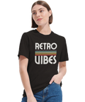 Kvinna i svart t-shirt med minimalistisk retro-illustration och text