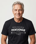 Man med grått hår bär rolig pensionärs t-shirt presentidé