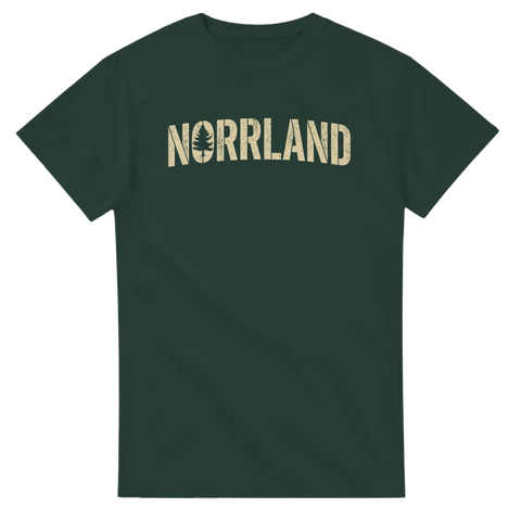 Mörkgrön t-shirt med distresserat Norrland-motiv och skogsinspirerad grafik