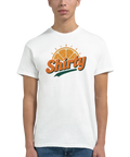 Retro Shirty-logotyp med apelsinskiva och solstrålar på vit t-shirt.