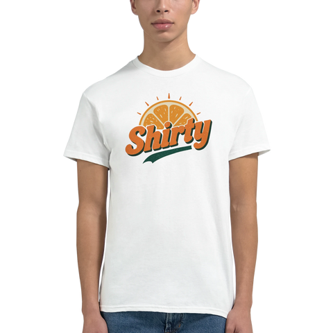Retro Shirty-logotyp med apelsinskiva och solstrålar på vit t-shirt.
