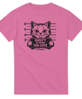 Svart tecknad katt i mugshot med text "Guilty of Being Too Cute" på rosa t-shirt.