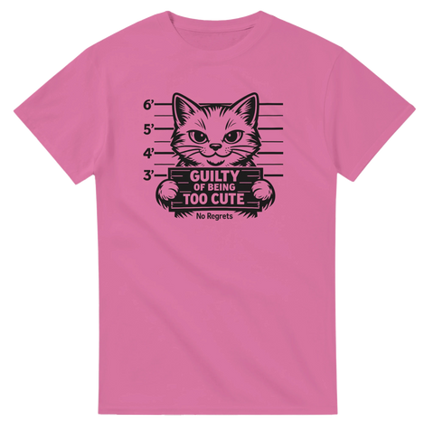 Svart tecknad katt i mugshot med text "Guilty of Being Too Cute" på rosa t-shirt.