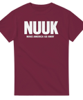 NUUK MAKE AMERICA GO AWAY texttryck i vitt på vinröd t-shirt.