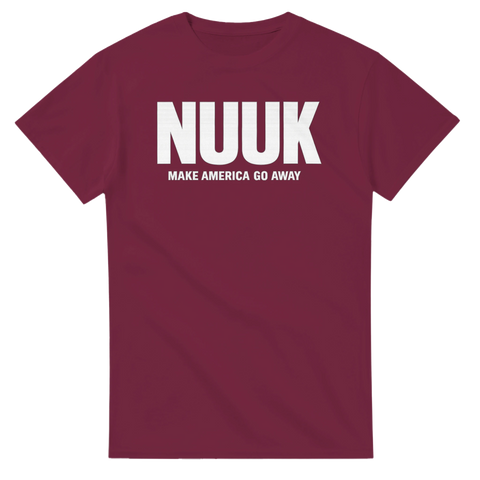 NUUK MAKE AMERICA GO AWAY texttryck i vitt på vinröd t-shirt.