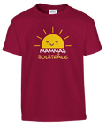 Tecknad sol med texten "Mammas Solstråle" på en mörkröd barntröja.