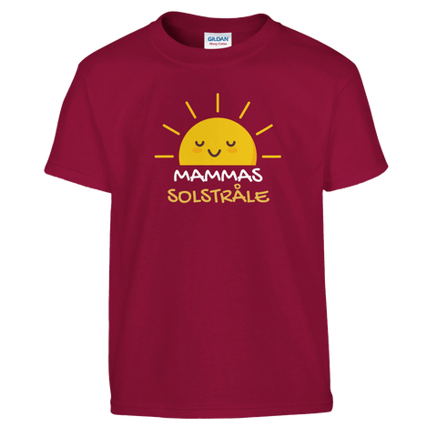 Tecknad sol med texten "Mammas Solstråle" på en mörkröd barntröja.