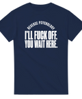 Grafiskt tryck med satirisk text på en marinblå t-shirt