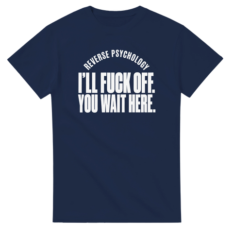 Grafiskt tryck med satirisk text på en marinblå t-shirt