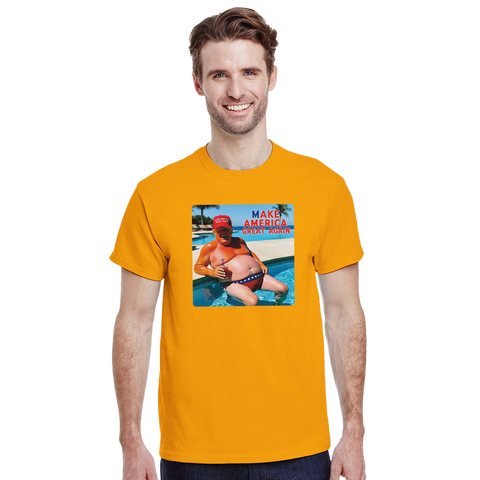 Man bär gul t-shirt med satirisk Donald Trump illustration