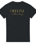Minimalistisk t-shirt med guldtryck och texten Offline is the new luxury