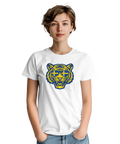 Svensk tiger-tryck med solglasögon i gult och blått på vit t-shirt buren av ung kvinna.