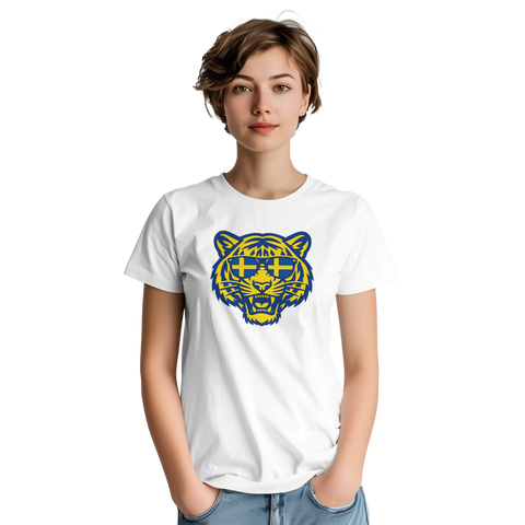 Svensk tiger-tryck med solglasögon i gult och blått på vit t-shirt buren av ung kvinna.