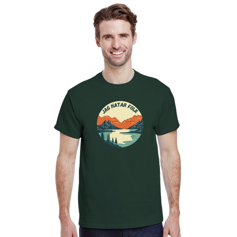 Mörkgrön t-shirt med ett runt motiv av ett landskap med berg, sjö och texten "JAG HATAR FOLK".