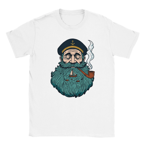 Konstnärligt motiv av gammal sjöman med pipa och segelbåt på vit t-shirt