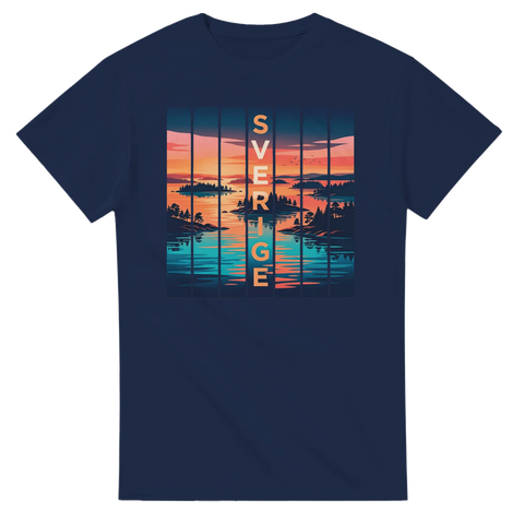 Grafisk illustration av svensk skärgård i solnedgång – marinblå t-shirt