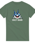 Tecknad blåhaj med solglasögon och text "CRAZY SHARK" på grön t-shirt.