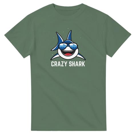 Tecknad blåhaj med solglasögon och text "CRAZY SHARK" på grön t-shirt.