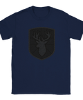 Marinblå t-shirt med mörkt grafiskt motiv av en hjort i en sköld