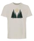 Skogsmotiv med tallar och fullmåne på ljusbeige ekologisk premium t-shirt.