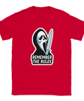 Scream Ghostface-mask med kniv och texten "REMEMBER THE RULES" på röd t-shirt.