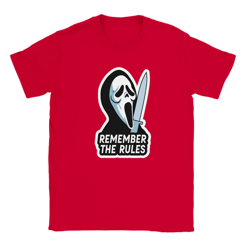 Scream Ghostface-mask med kniv och texten "REMEMBER THE RULES" på röd t-shirt.