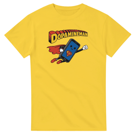 Gul t-shirt med lekfullt motiv av Dopamineman i klassisk hjältestil