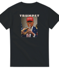 Grafiskt motiv av Donald Trump som spelar trumpet på en svart t-shirt