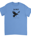 Detaljerad illustration av en flygande korp med texten "KORP" och "CORVUS CORAX" på ljusblå t-shirt.