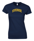 Sverige-motiv i gul college-stil på mörkblå t-shirt