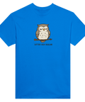 Tecknad sovande uggla på gren med text "SITTER OCH UGGLAR" på blå t-shirt.