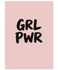 Grafiskt motiv med budskapet Girl Power i ett stilrent och kvadratiskt typsnitt på dammigt rosa papper.