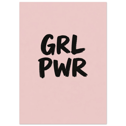 Grafiskt motiv med budskapet Girl Power i ett stilrent och kvadratiskt typsnitt på dammigt rosa papper.
