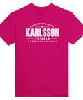 Ceriserosa t-shirt med texten Karlsson – A Family of Originals