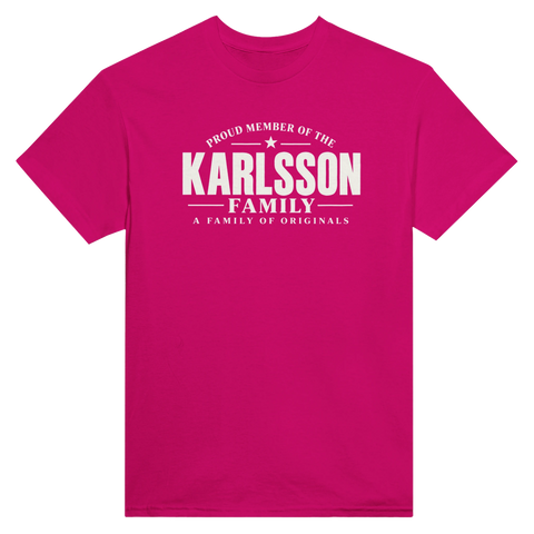 Ceriserosa t-shirt med texten Karlsson – A Family of Originals