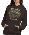 Kvinna bär en brun hoodie med nostalgiskt Ramberget-tryck