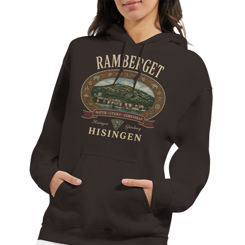 Kvinna bär en brun hoodie med nostalgiskt Ramberget-tryck