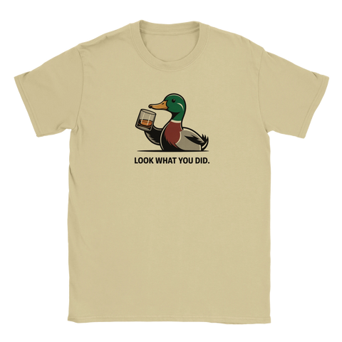 Humoristisk t-shirt i beige med anka och texten Look what you did