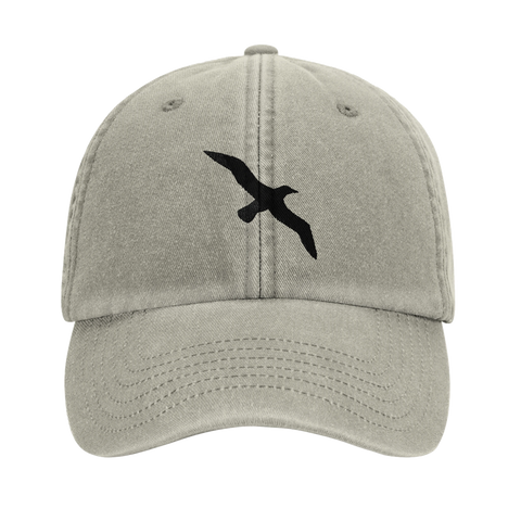 Minimalistiskt måsmotiv broderat på en sandfärgad keps i vintagestil