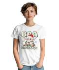 Kvinna bär vit t-shirt med roligt motiv av ett får i tomteluva
