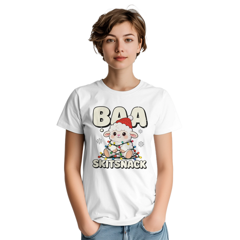 Kvinna bär vit t-shirt med roligt motiv av ett får i tomteluva