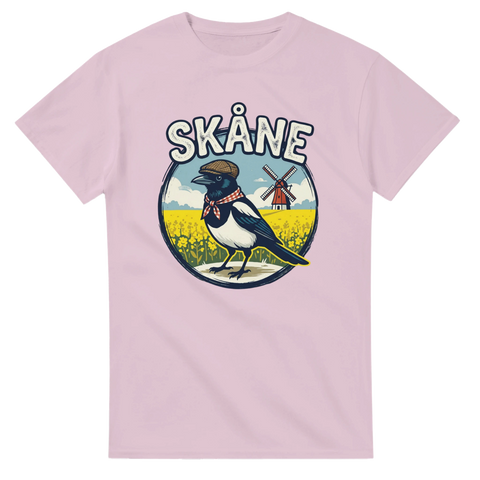 Humoristisk skata i scarf med skånska rapsfält – ljusrosa t-shirt