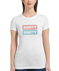 Närbild på vit dam-t-shirt med Shirty-logotyp i mjuka pastelltoner
