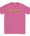 PANNKAKA text i 3D-stil med gyllene pannkakor och chokladsås på rosa t-shirt.