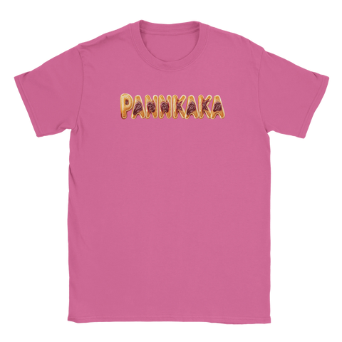 PANNKAKA text i 3D-stil med gyllene pannkakor och chokladsås på rosa t-shirt.
