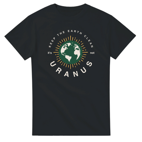 Svart t-shirt med humoristiskt miljöbudskap och grafisk jordglob