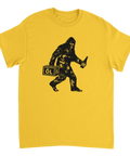 Grafisk illustration av Bigfoot bärandes på en ölback – rolig t-shirt