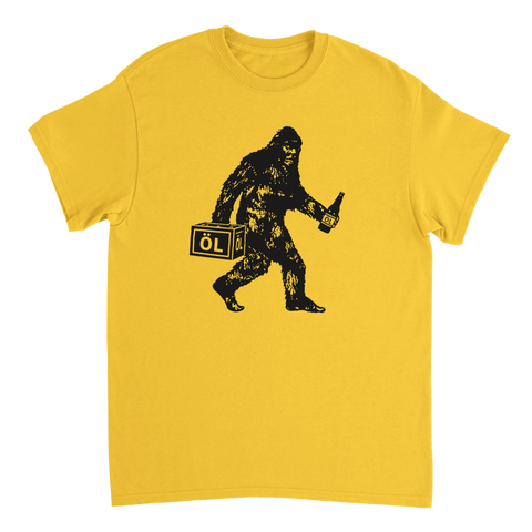 Grafisk illustration av Bigfoot bärandes på en ölback – rolig t-shirt